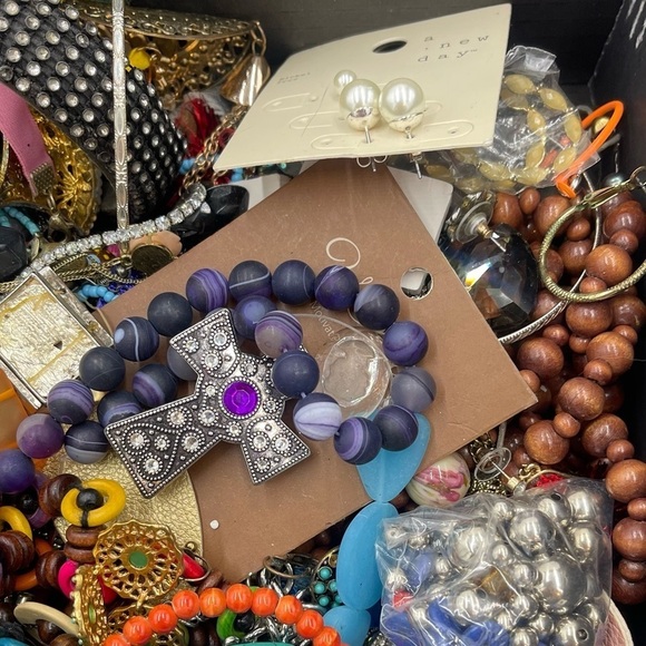 Vintage To Modern Jewelry & Small Accessories Lot Wear Craft Repair Repurpose - Picture 2 of 8